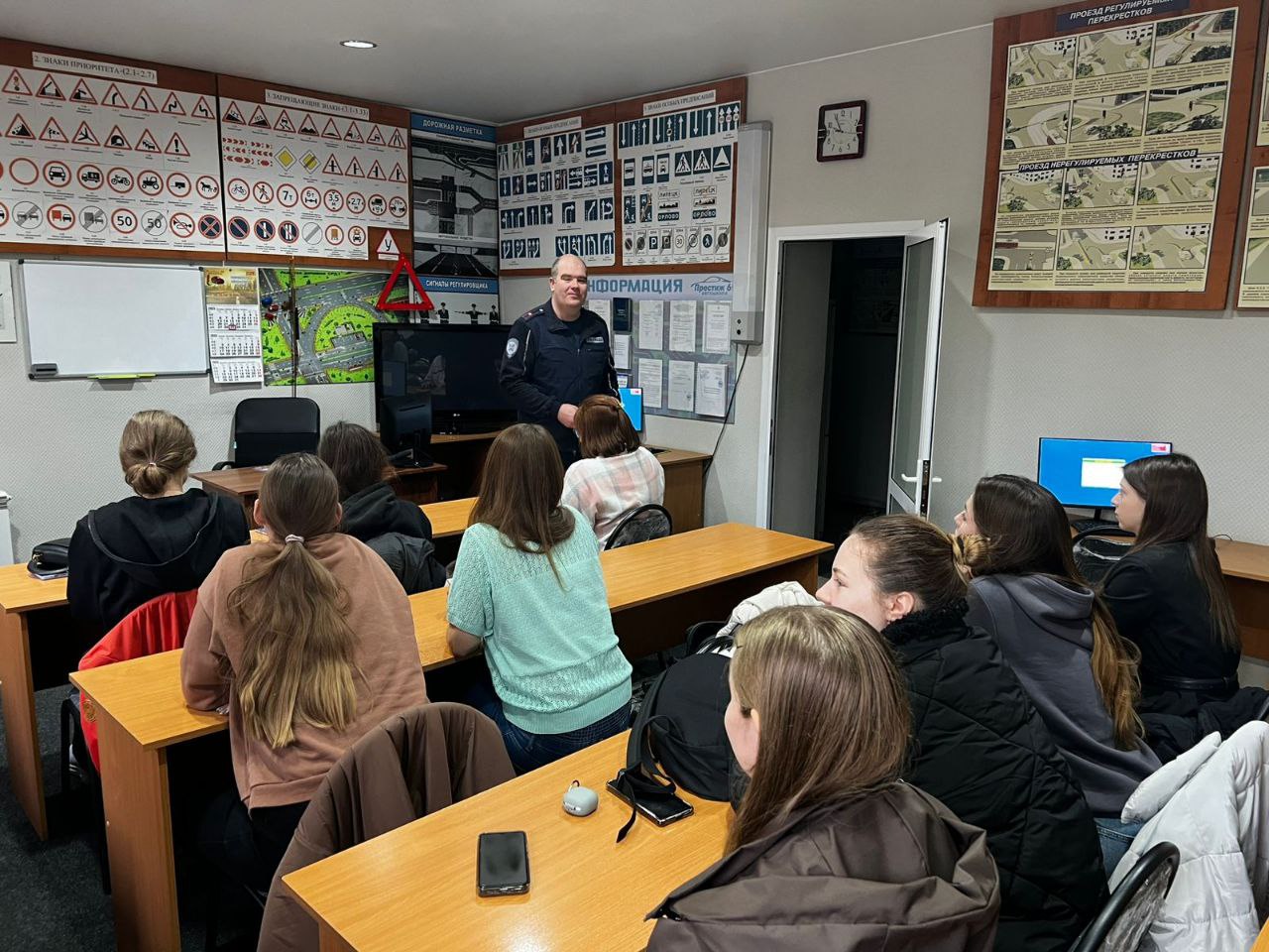 Тверские автоинспекторы провели беседу по Правилам дорожного движения с кандидатами в водители