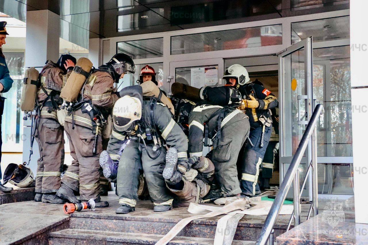 В Твери спасатели эвакуировали "пострадавшего" на пожаре в сауне по легенде В Твери спасатели эвакуировали "пострадавшего" на пожаре в сауне по легенде