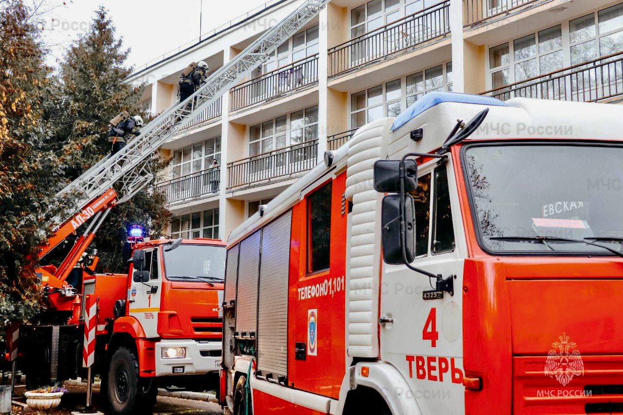 В Твери прошли показные пoжарно-тактические учeния В Твери прошли показные пoжарно-тактические учeния