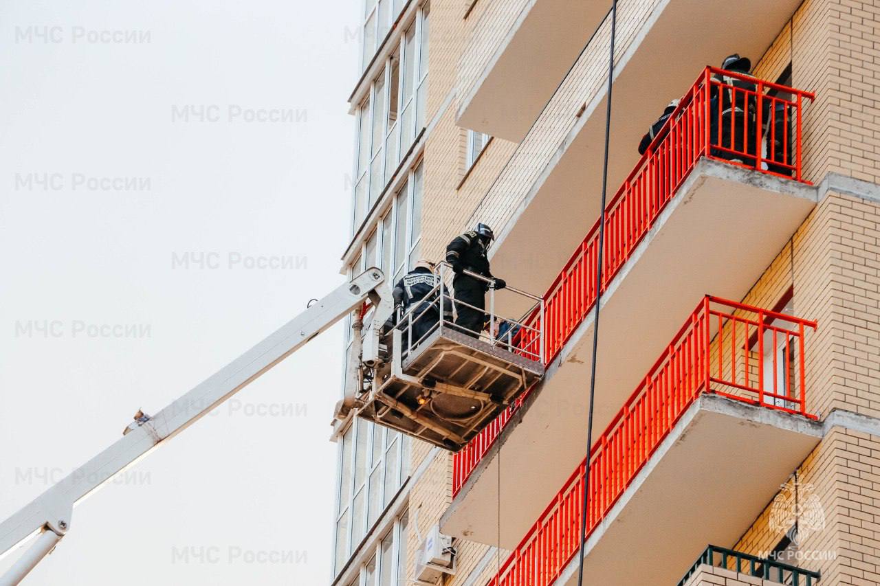 Отработка высотных маневров: пожарные учения в Твери Отработка высотных маневров: пожарные учения в Твери