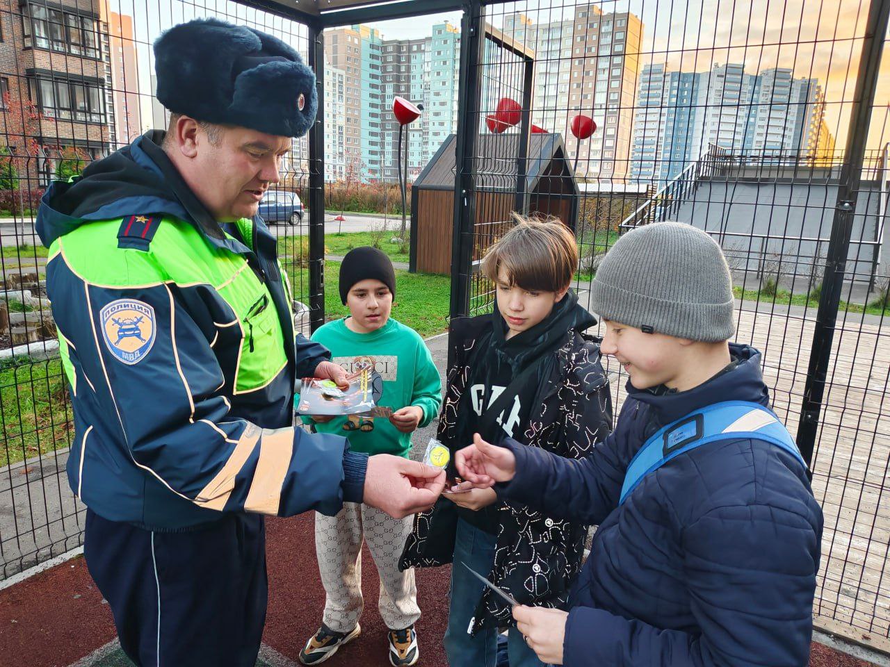 Сотрудники Госавтоинспекции города Твери во время школьных каникул провели акцию «Безопасный двор» Сотрудники Госавтоинспекции города Твери во время школьных каникул провели акцию «Безопасный двор»