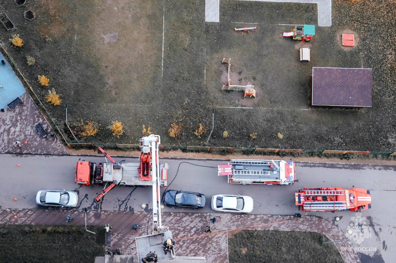 Отработка высотных маневров: пожарные учения в Твери Отработка высотных маневров: пожарные учения в Твери