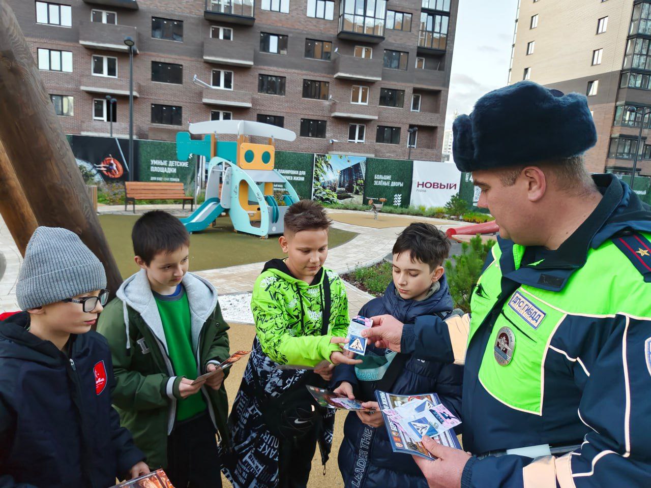 Сотрудники Госавтоинспекции города Твери во время школьных каникул провели акцию «Безопасный двор» Сотрудники Госавтоинспекции города Твери во время школьных каникул провели акцию «Безопасный двор»