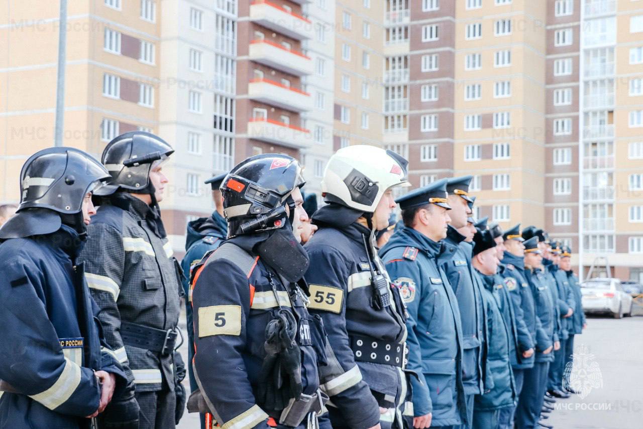 Отработка высотных маневров: пожарные учения в Твери Отработка высотных маневров: пожарные учения в Твери