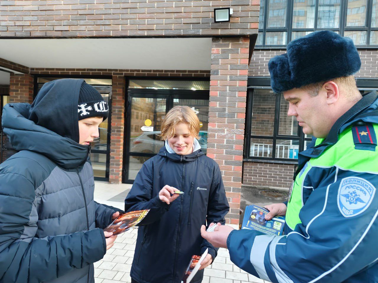 Сотрудники Госавтоинспекции города Твери во время школьных каникул провели акцию «Безопасный двор» Сотрудники Госавтоинспекции города Твери во время школьных каникул провели акцию «Безопасный двор»