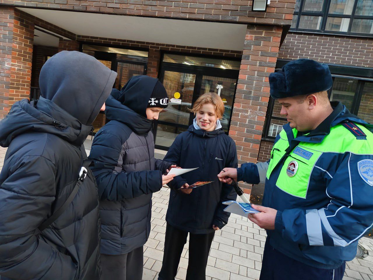 Сотрудники Госавтоинспекции города Твери во время школьных каникул провели акцию «Безопасный двор» Сотрудники Госавтоинспекции города Твери во время школьных каникул провели акцию «Безопасный двор»