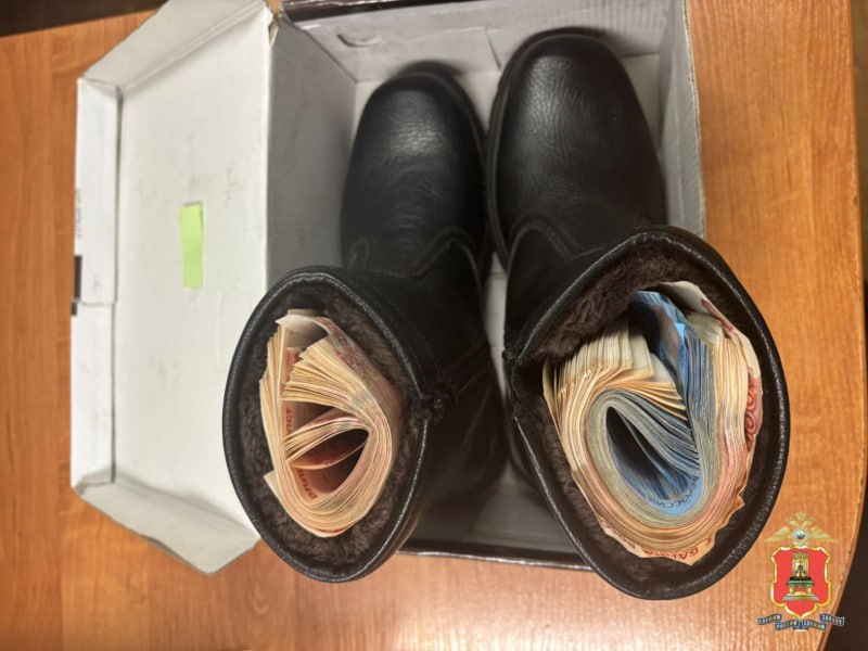 Тверские таксисты спасли пенсионеров от мошенников и сохранили их сбережения Тверские таксисты спасли пенсионеров от мошенников и сохранили их сбережения