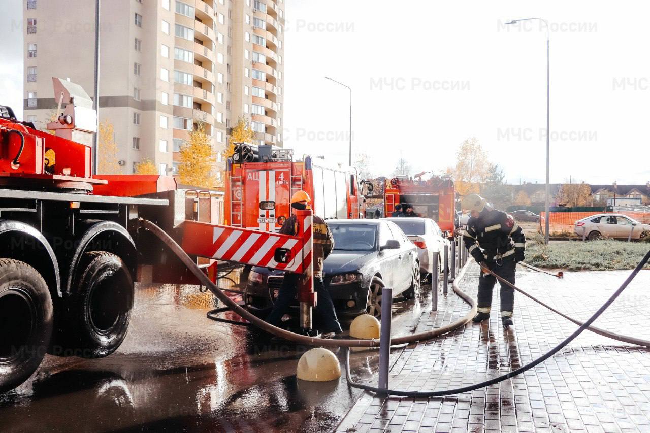 Отработка высотных маневров: пожарные учения в Твери Отработка высотных маневров: пожарные учения в Твери