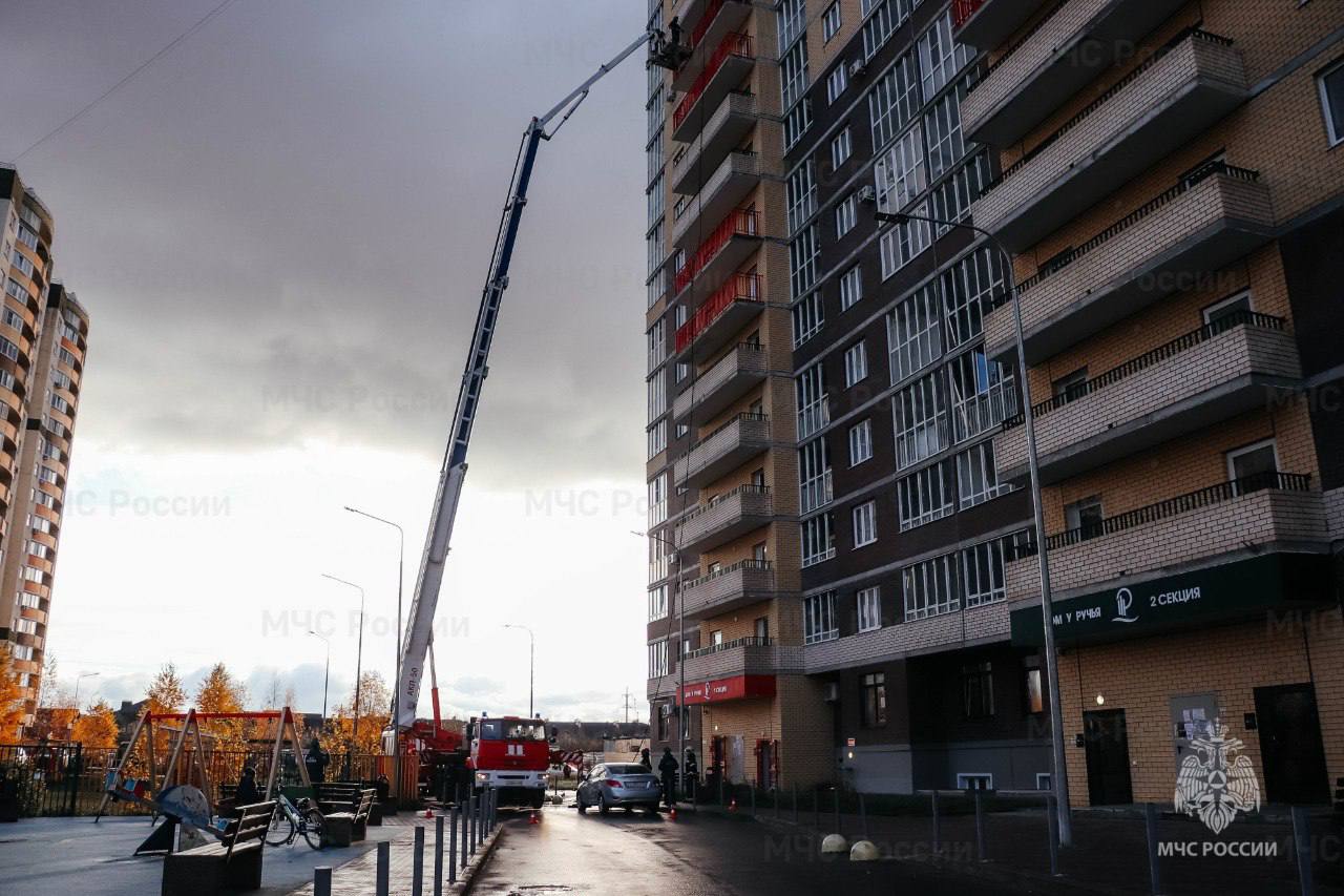 Отработка высотных маневров: пожарные учения в Твери