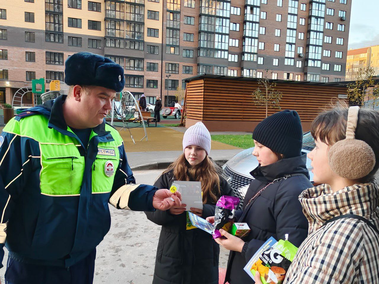 Сотрудники Госавтоинспекции города Твери во время школьных каникул провели акцию «Безопасный двор» Сотрудники Госавтоинспекции города Твери во время школьных каникул провели акцию «Безопасный двор»