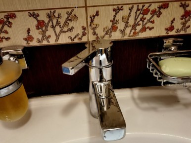 Безопасная и эффективная очистка сантехники: простое решение из двух ингредиентов