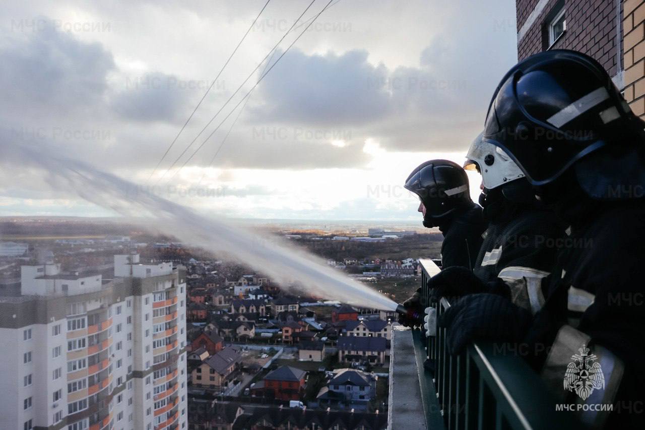 Отработка высотных маневров: пожарные учения в Твери Отработка высотных маневров: пожарные учения в Твери