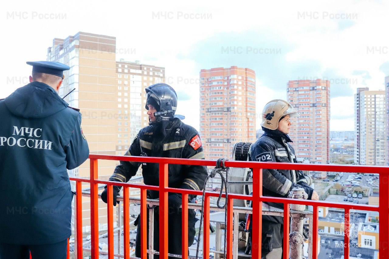 Отработка высотных маневров: пожарные учения в Твери Отработка высотных маневров: пожарные учения в Твери