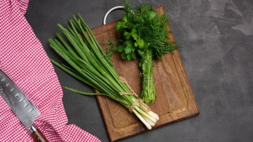 У продавцов на рынке зелень не вянет даже в жару: делают с ней вот что