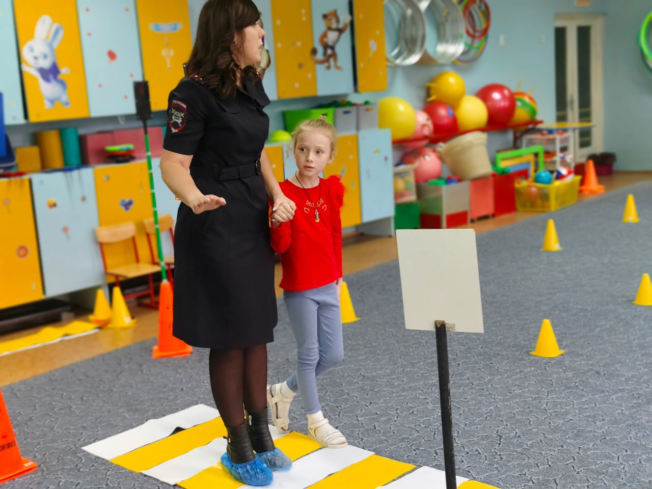 Сотрудники Госавтоинспекции города Твери провели в детском саду №164 праздничное мероприятие, посвященное Дню рождения пешеходного перехода Сотрудники Госавтоинспекции города Твери провели в детском саду №164 праздничное мероприятие, посвященное Дню рождения пешеходного перехода