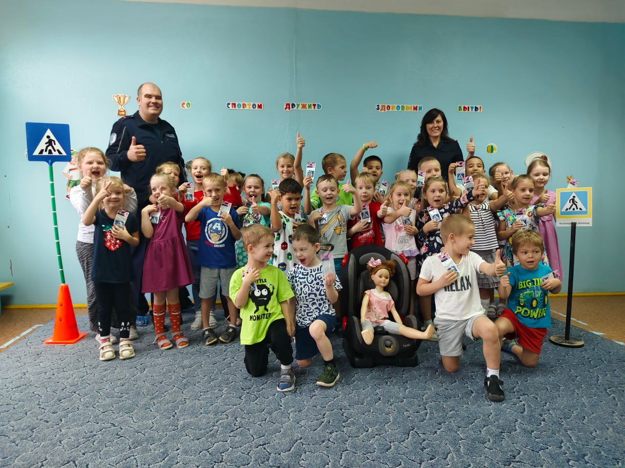 Сотрудники Госавтоинспекции города Твери провели в детском саду №164 праздничное мероприятие, посвященное Дню рождения пешеходного перехода