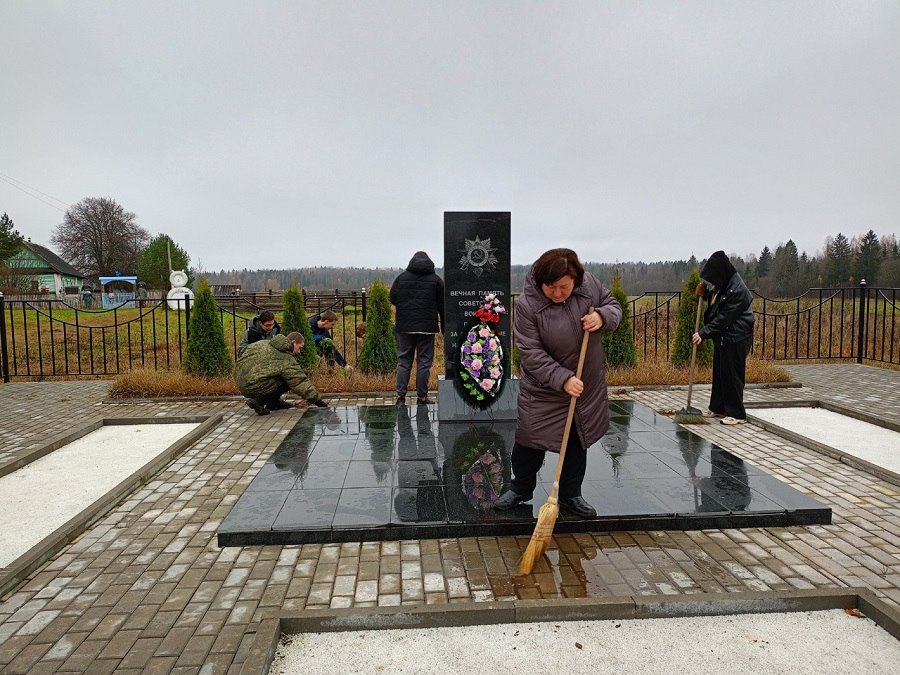 Юнармейцы Андреапольского округа привели в порядок братское захоронение Юнармейцы Андреапольского округа привели в порядок братское захоронение