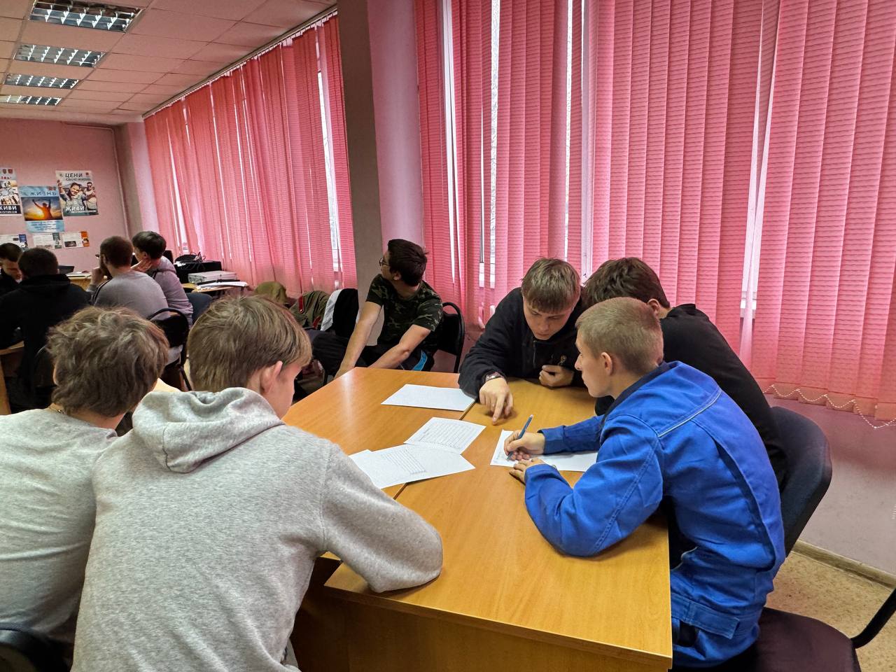 В Твери студенты политехнического колледжа проверили свои знания по Правилам дорожного движения с помощью «КВИЗА ПО ПДД» В Твери студенты политехнического колледжа проверили свои знания по Правилам дорожного движения с помощью «КВИЗА ПО ПДД»