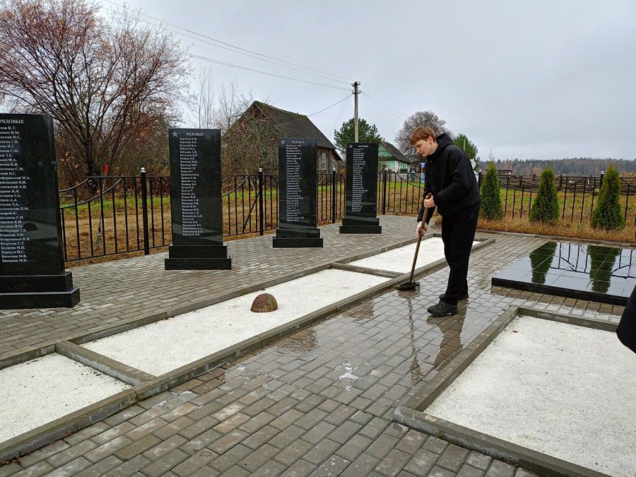Юнармейцы Андреапольского округа привели в порядок братское захоронение Юнармейцы Андреапольского округа привели в порядок братское захоронение