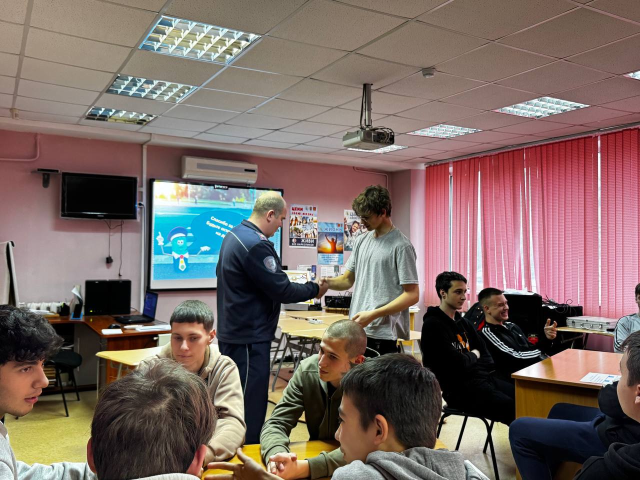 В Твери студенты политехнического колледжа проверили свои знания по Правилам дорожного движения с помощью «КВИЗА ПО ПДД» В Твери студенты политехнического колледжа проверили свои знания по Правилам дорожного движения с помощью «КВИЗА ПО ПДД»