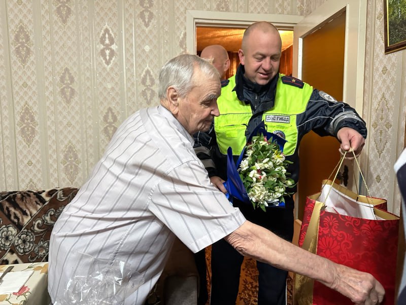 В Вышнем Волочке сотрудники полиции поздравили ветерана дорожно-патрульной службы Госавтоинспекции с 90-летием В Вышнем Волочке сотрудники полиции поздравили ветерана дорожно-патрульной службы Госавтоинспекции с 90-летием