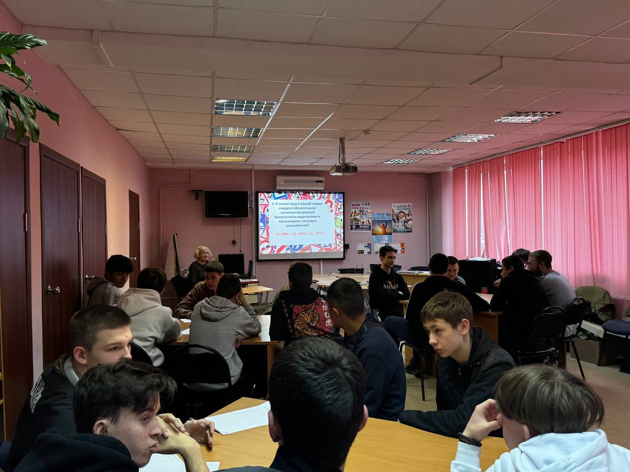 В Твери студенты политехнического колледжа проверили свои знания по Правилам дорожного движения с помощью «КВИЗА ПО ПДД» В Твери студенты политехнического колледжа проверили свои знания по Правилам дорожного движения с помощью «КВИЗА ПО ПДД»