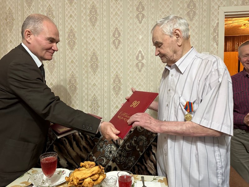 В Вышнем Волочке сотрудники полиции поздравили ветерана дорожно-патрульной службы Госавтоинспекции с 90-летием В Вышнем Волочке сотрудники полиции поздравили ветерана дорожно-патрульной службы Госавтоинспекции с 90-летием