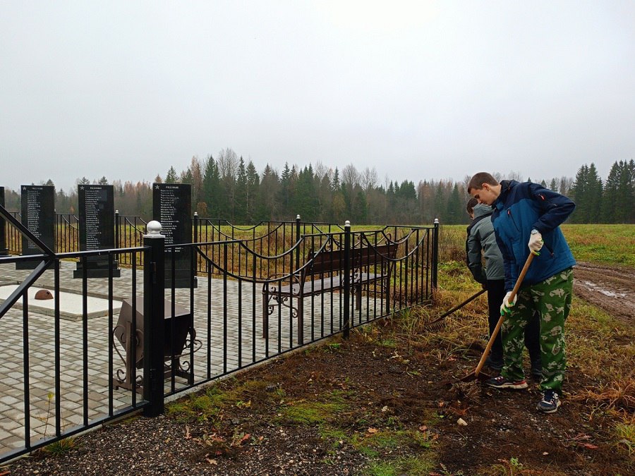 Юнармейцы Андреапольского округа привели в порядок братское захоронение
