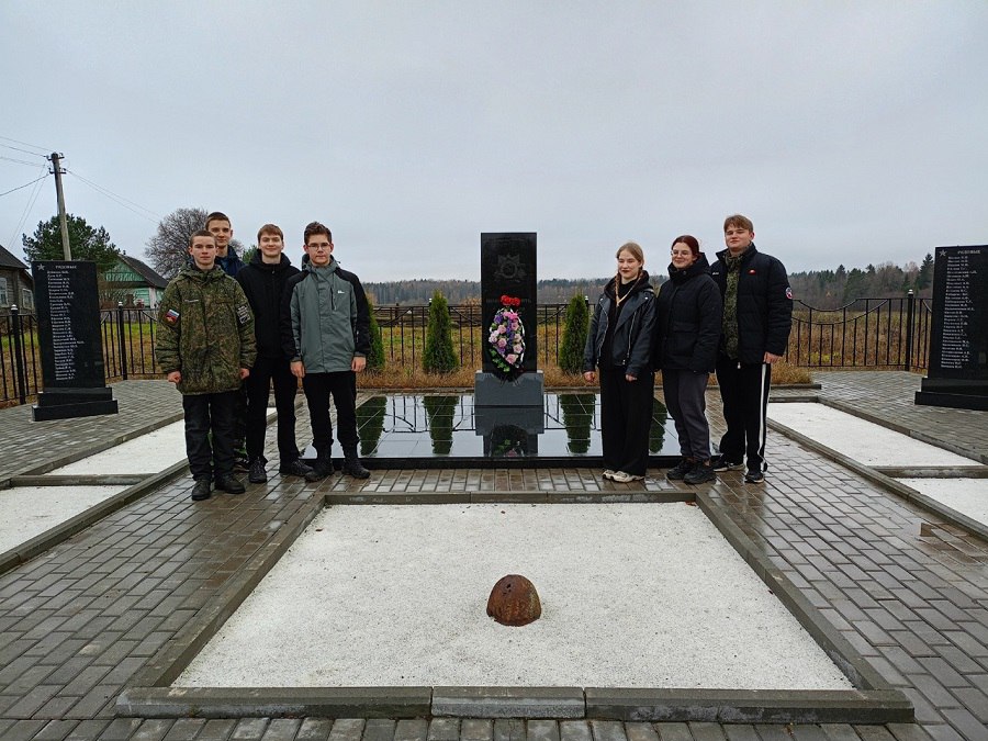 Юнармейцы Андреапольского округа привели в порядок братское захоронение Юнармейцы Андреапольского округа привели в порядок братское захоронение