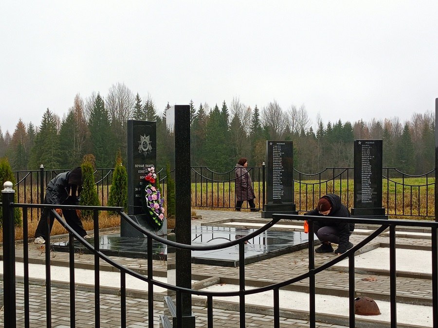 Юнармейцы Андреапольского округа привели в порядок братское захоронение Юнармейцы Андреапольского округа привели в порядок братское захоронение