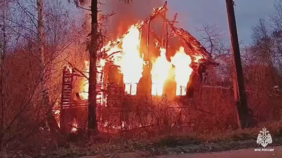 Пожар в нежилом доме. Сегодня огнеборцы 22 ПСЧ ликвидировали возгорание в селе Присеки Бежецкого МО. Огнем строение уничтожено полностью