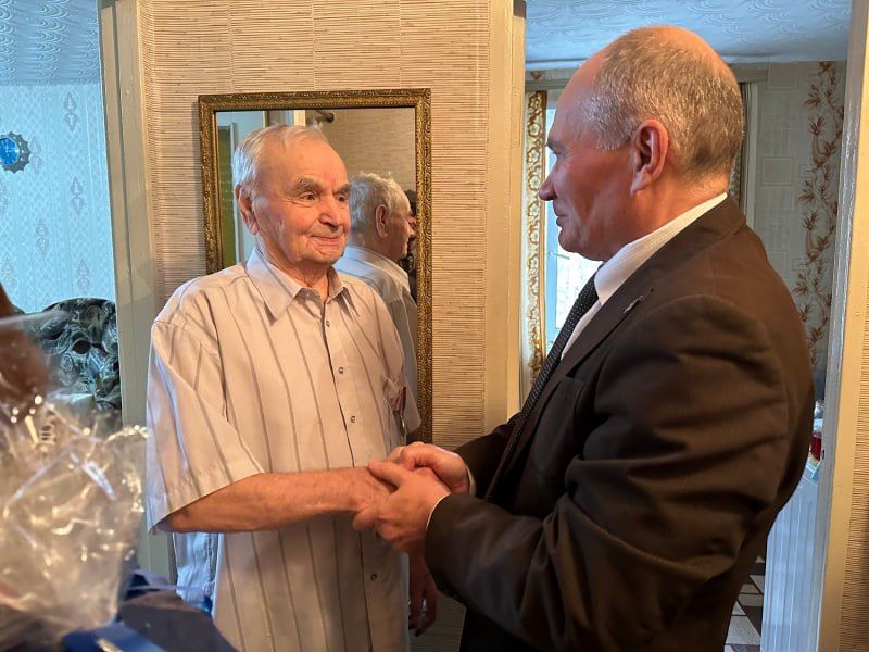 В Вышнем Волочке сотрудники полиции поздравили ветерана дорожно-патрульной службы Госавтоинспекции с 90-летием