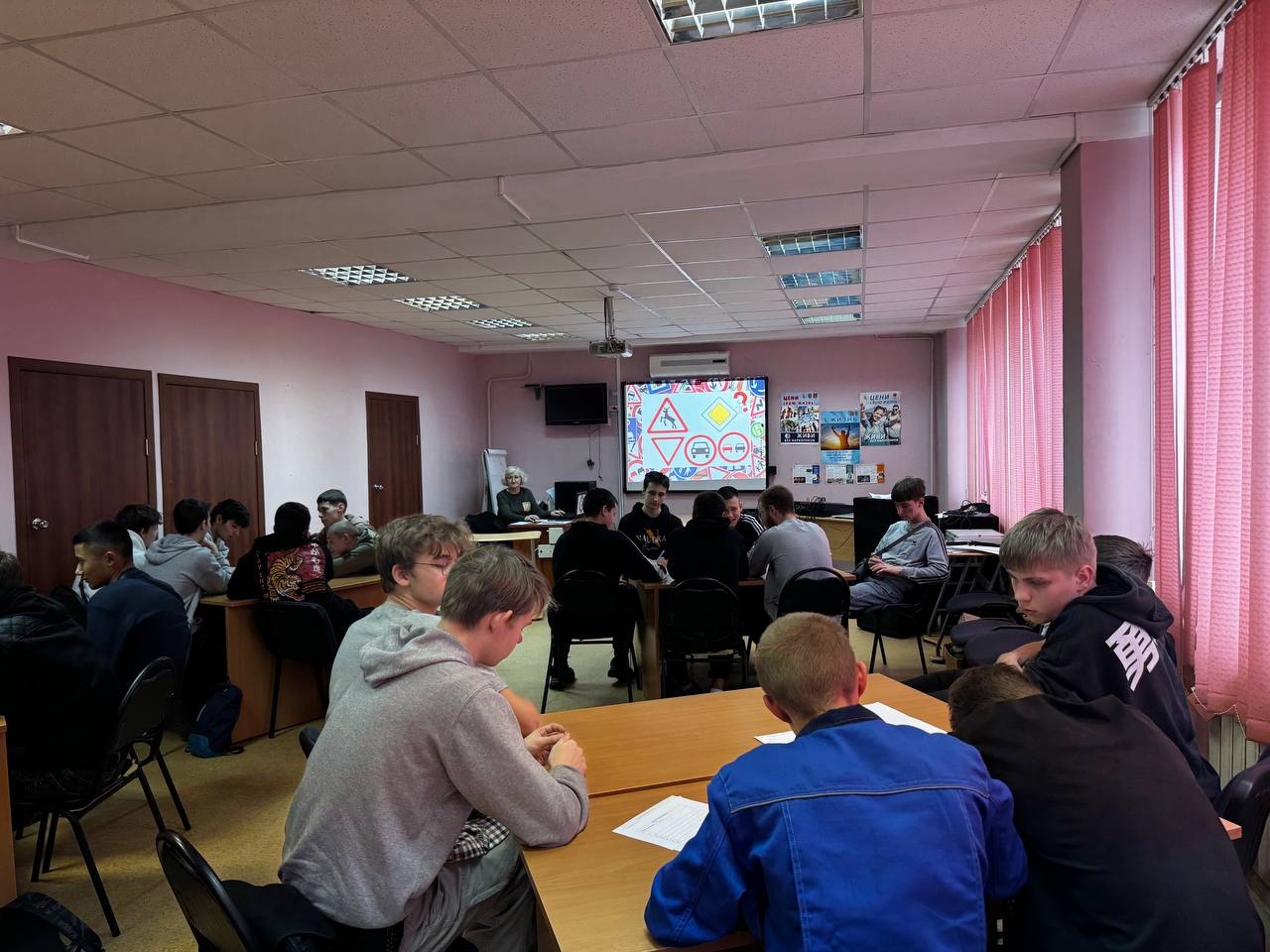 В Твери студенты политехнического колледжа проверили свои знания по Правилам дорожного движения с помощью «КВИЗА ПО ПДД» В Твери студенты политехнического колледжа проверили свои знания по Правилам дорожного движения с помощью «КВИЗА ПО ПДД»