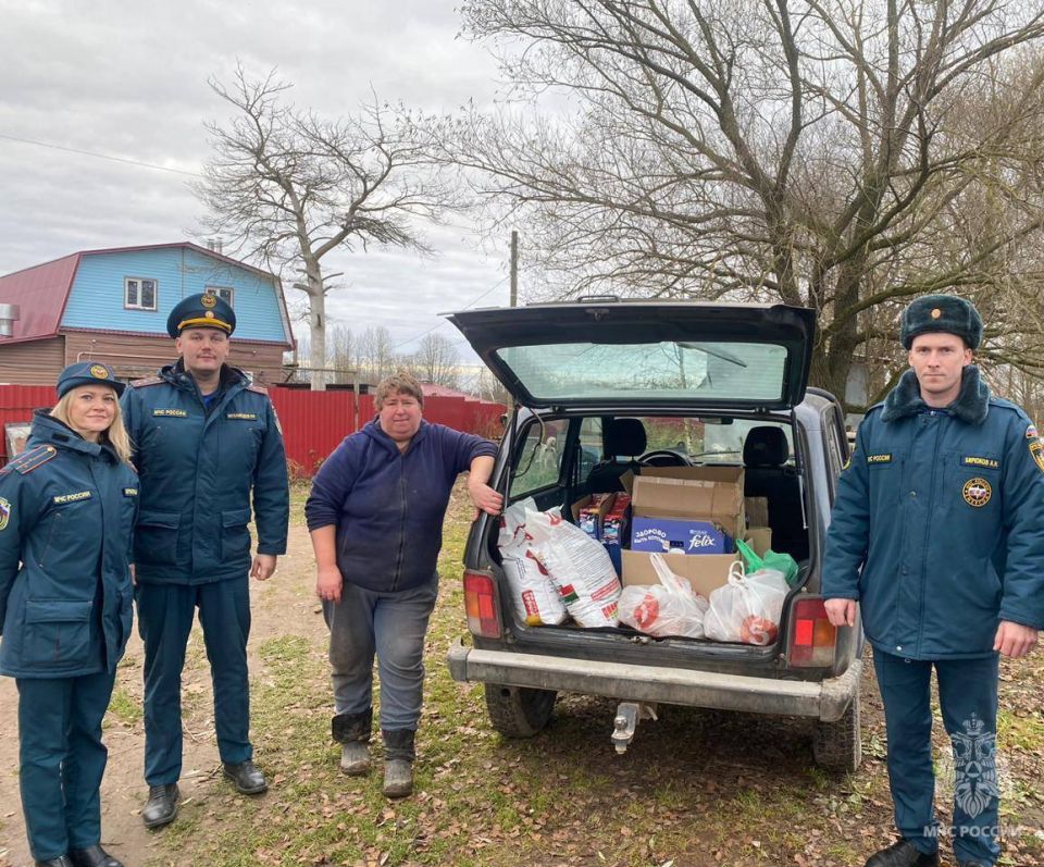 Добро с огоньком!. Сотрудники Бежецкого пожарно-спасательного гарнизона навестили животных из передержки «Новая жизнь»