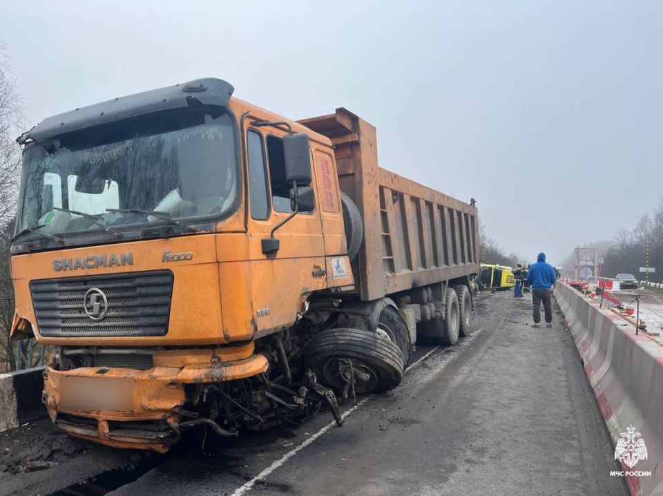 Прямо сейчас огнеборцы 85 ПСЧ ликвидируют последствия ДТП на автодороге Р-132 в районе населенного пункта Хохряково Калининского МО