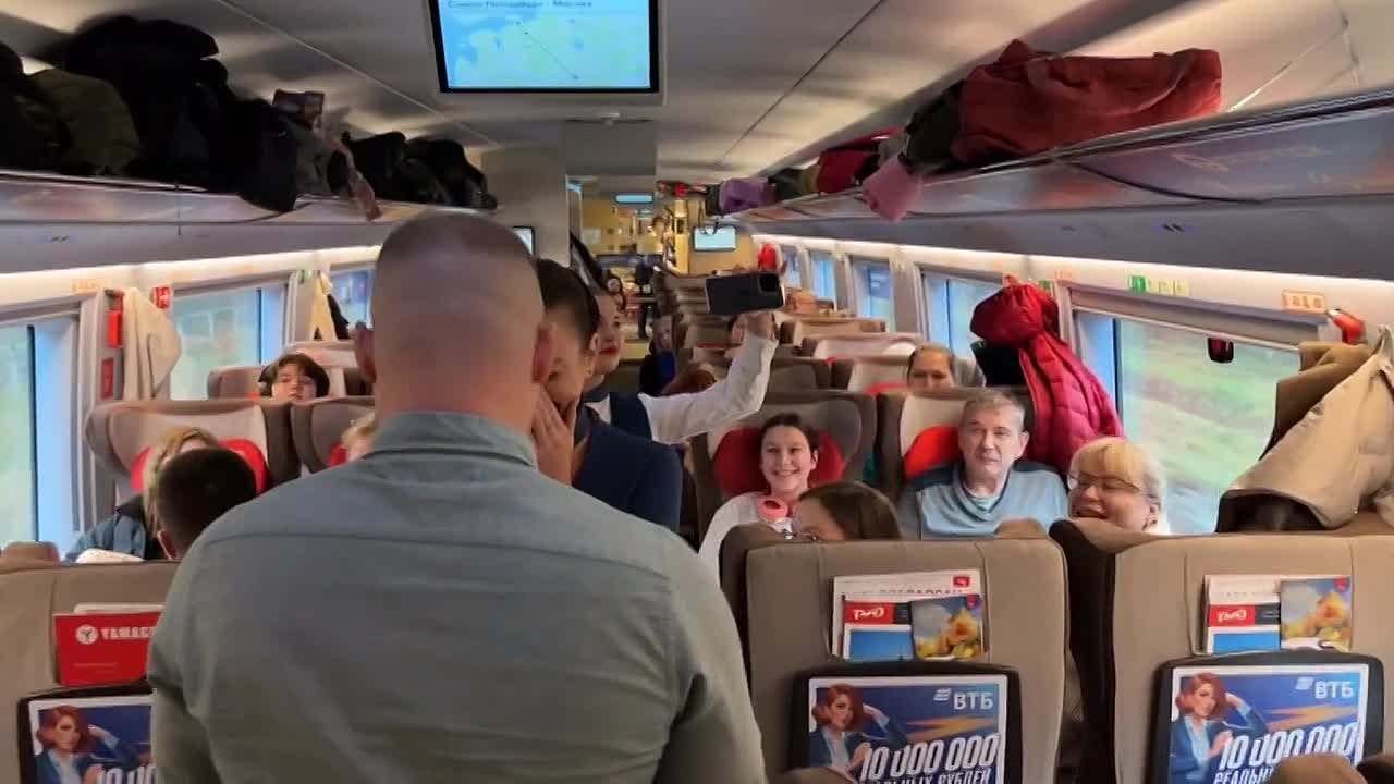 В летящем через Тверь "Сапсане" прозвучало предложение руки и сердца: видео