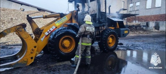 В Весьегонске пожарные потушили загоревшийся погрузчик