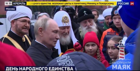 Путин и два Кирилла. На Красной площади президент сначала пообщался с Патриархом Кириллом, а затем и с земляком из Тверской области школьником Кирюхой