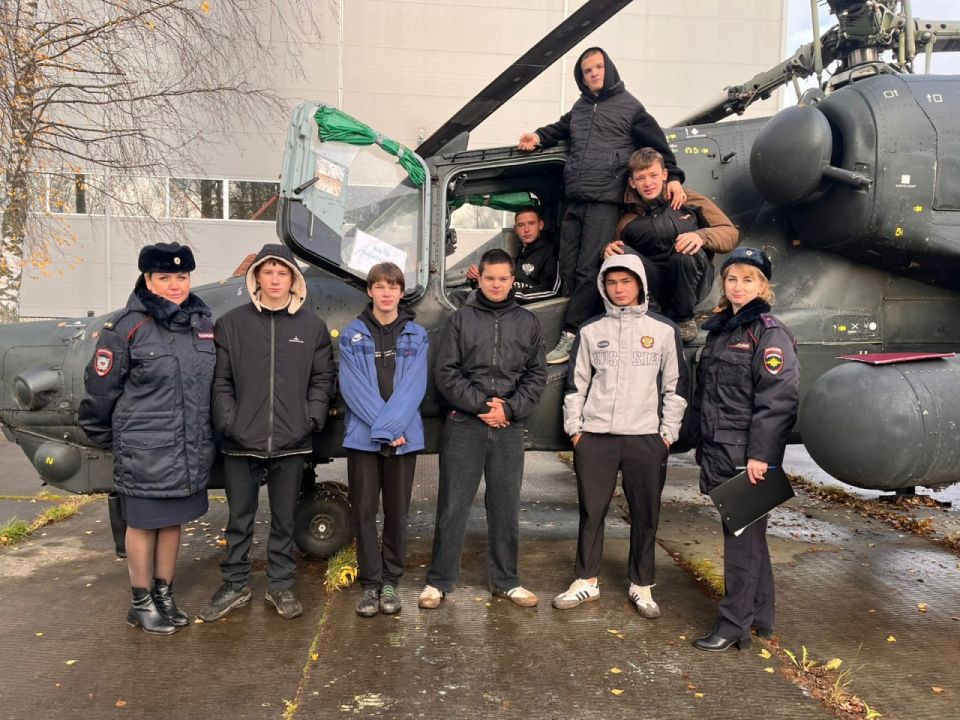На службе будущему: в Торжке полицейские познакомили молодёжь с военной авиацией На службе будущему: в Торжке полицейские познакомили молодёжь с военной авиацией