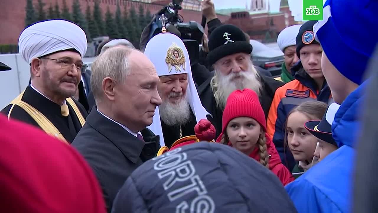 В День народного единства Путин пообщался с юными земляками из Твери