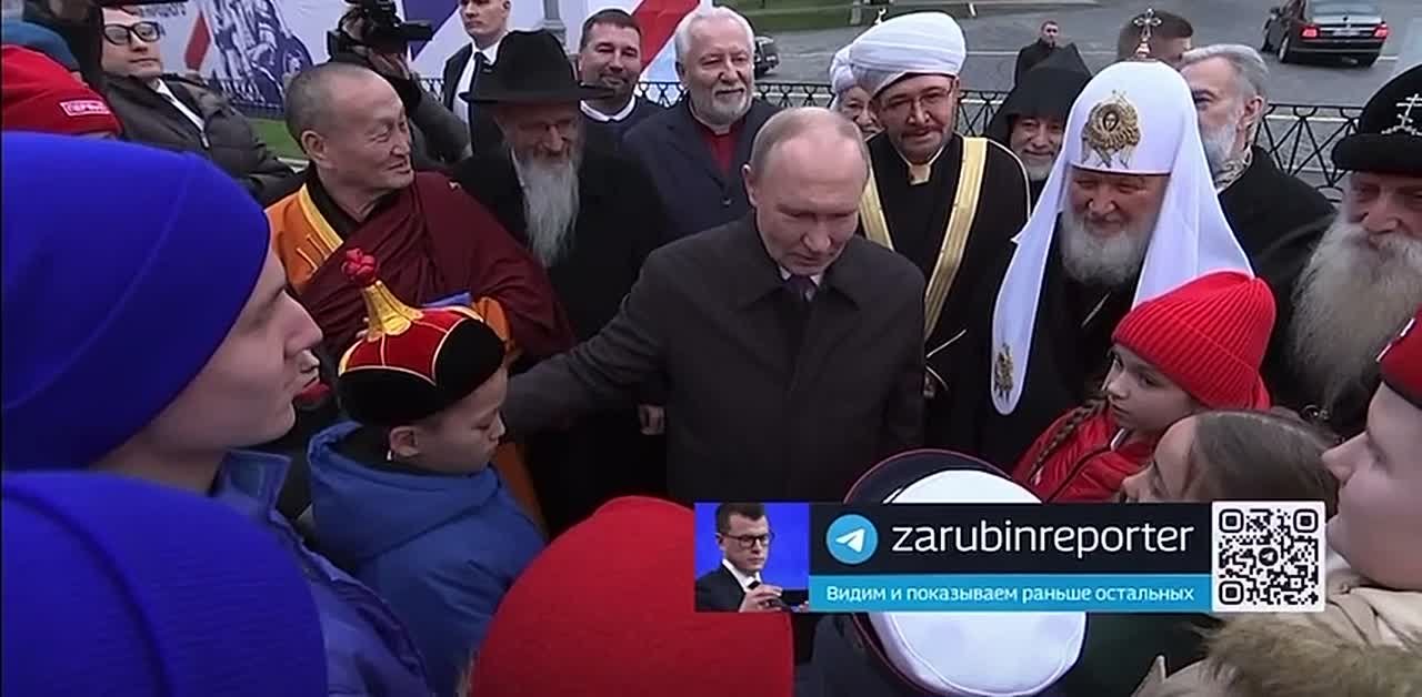 Путин в День народного единства пообщался с волонтерами и детьми героев СВО