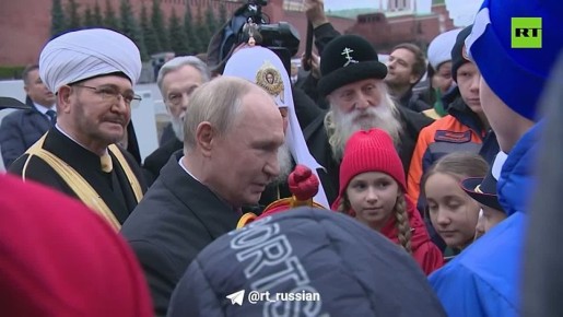 — А ты откуда такой красивый?