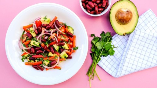 Потрясающе вкусный салат с фасолью: гости обязательно попросят рецепт