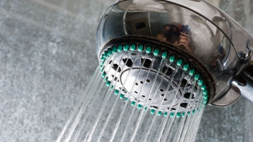 Забившуюся душевую лейку очистите только так: даже разбирать не надо