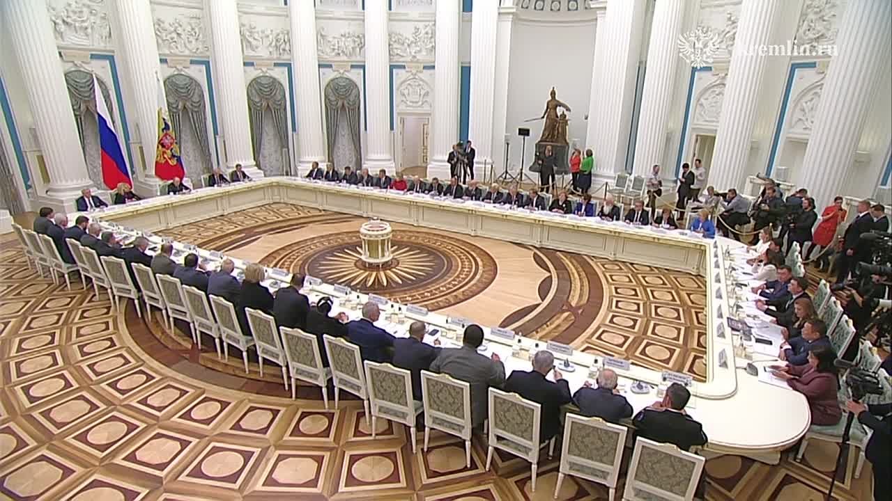 Мнение граждан должно быть одним из индикаторов национальной политики РФ, заявил Путин