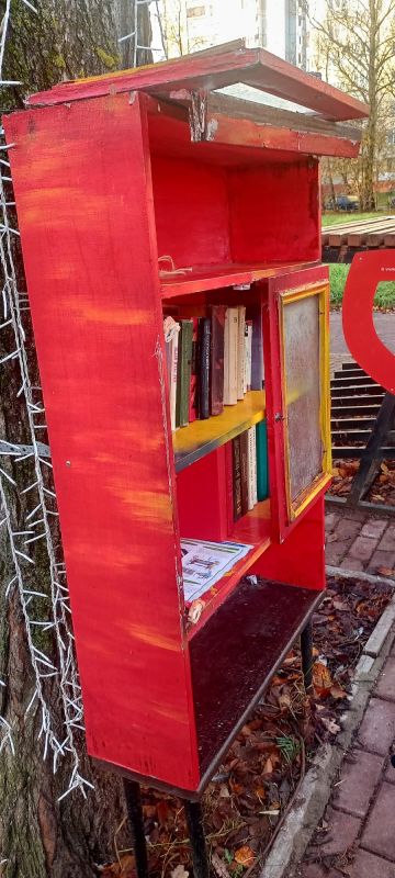 Вандалы сломали шкаф уличной библиотеки в Твери Вандалы сломали шкаф уличной библиотеки в Твери