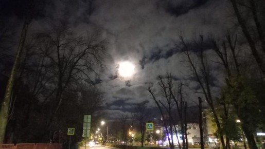 Сегодня, в ночь с 5 на 6 ноября, можно будет увидеть самую большую полную Луну года