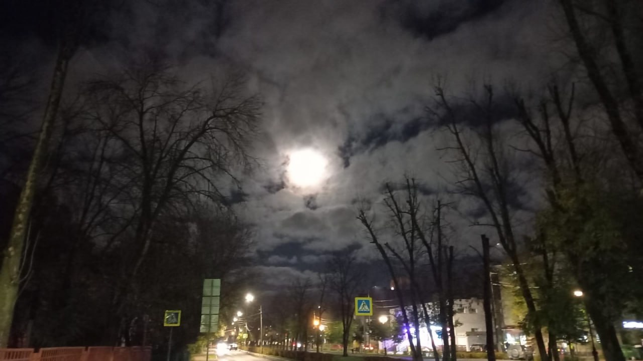 Сегодня, в ночь с 5 на 6 ноября, можно будет увидеть самую большую полную Луну года