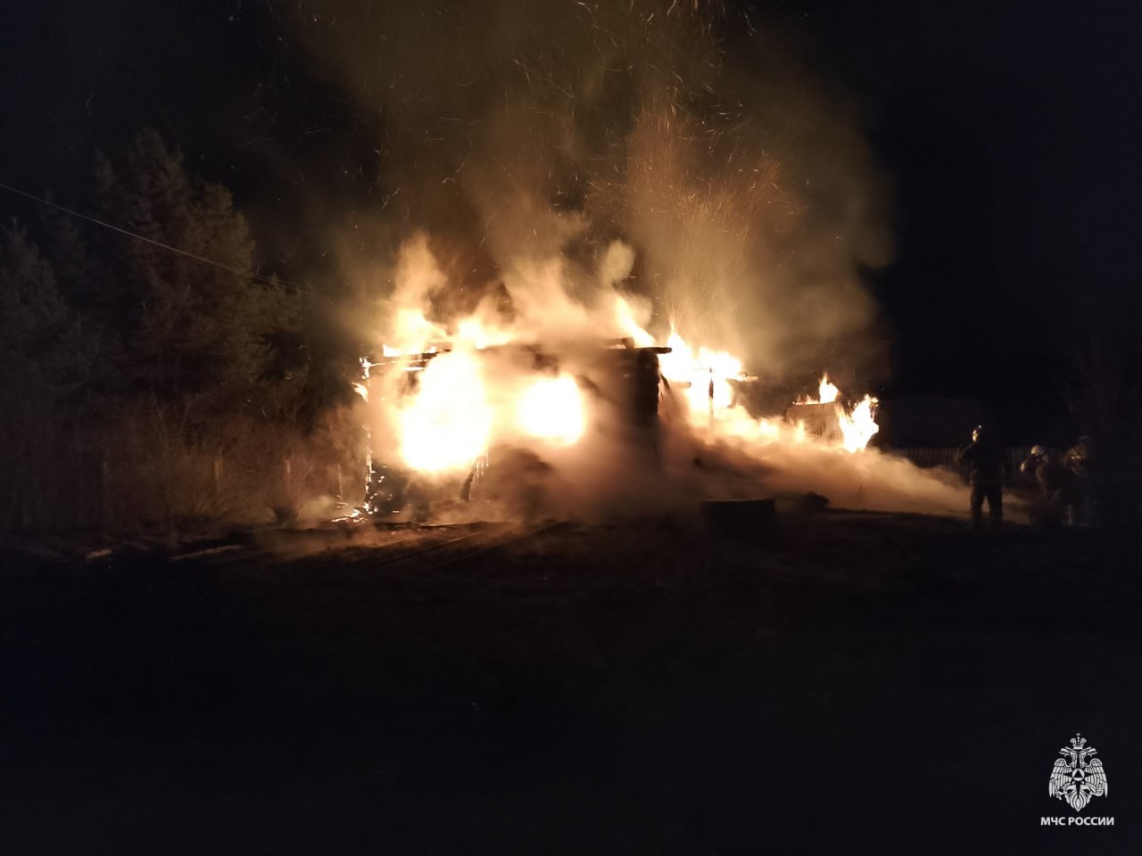 Сгорел дотла. Сегодня ночью огнеборцы 21 ПСЧ ликвидировали пожар в жилом доме в деревне Лубенькино Андреапольского МО. Во время возгорания жильцов дома не было, никто не пострадал Сгорел дотла. Сегодня ночью огнеборцы 21 ПСЧ ликвидировали пожар в жилом доме в деревне Лубенькино Андреапольского МО. Во время возгорания жильцов дома не было, никто не пострадал