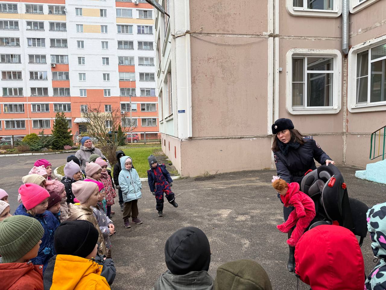 Сотрудники тверской Госавтоинспекции провели с малышами из 1 корпуса детского сада №161 занятие «Я соблюдаю ПДД» Сотрудники тверской Госавтоинспекции провели с малышами из 1 корпуса детского сада №161 занятие «Я соблюдаю ПДД»